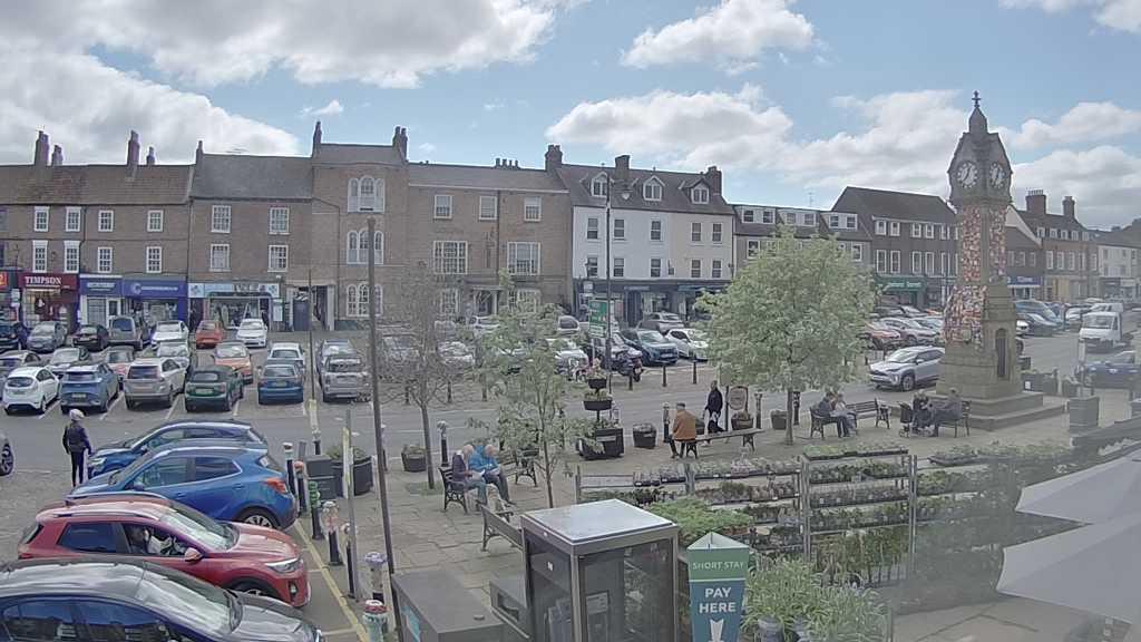Thirsk webcam overlooking the Market Place