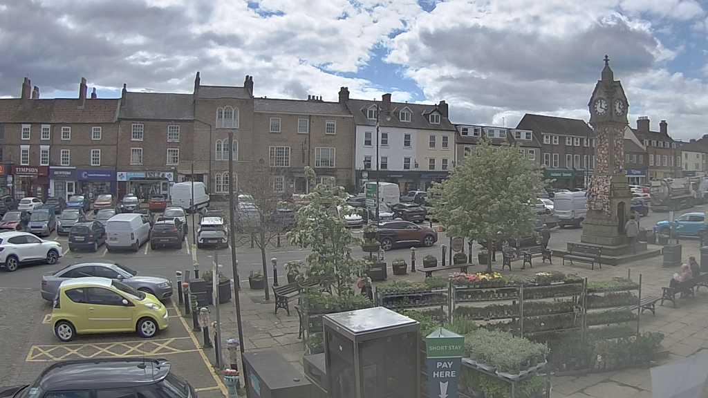Thirsk webcam overlooking the Market Place