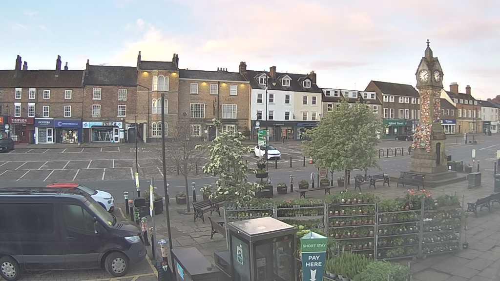 Thirsk webcam overlooking the Market Place