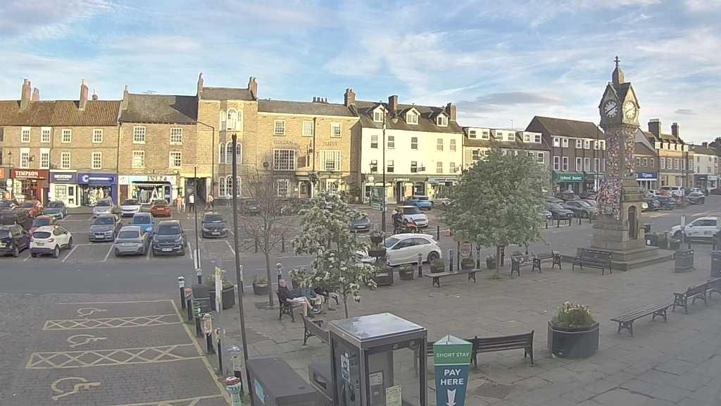 Thirsk webcam overlooking the Market Place