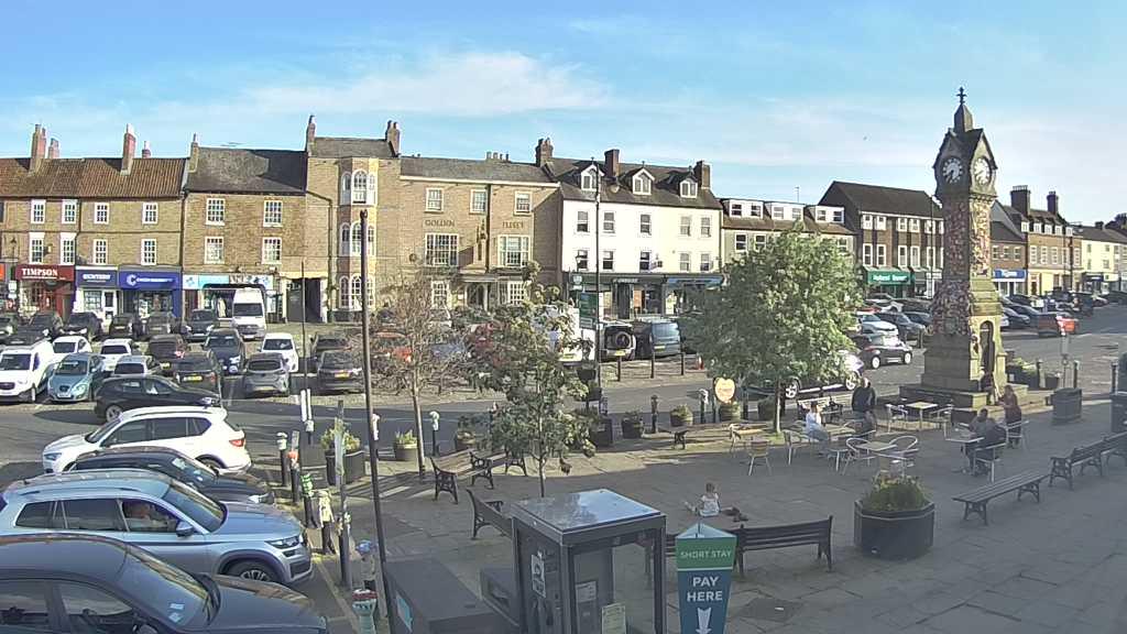 Thirsk webcam overlooking the Market Place