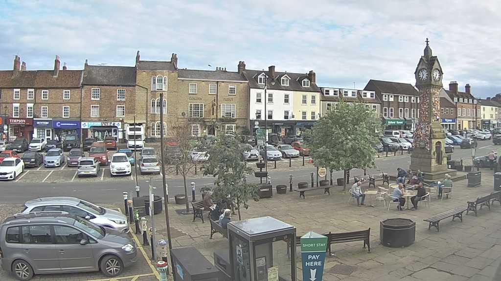 Thirsk webcam overlooking the Market Place