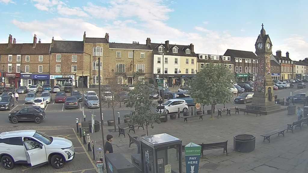 Thirsk webcam overlooking the Market Place