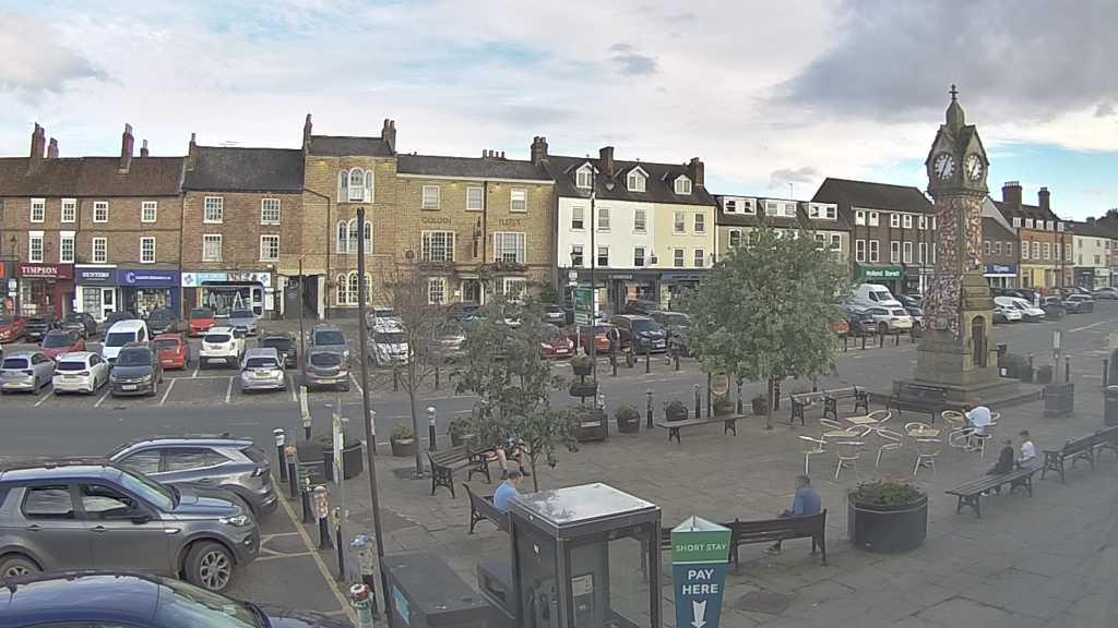 Thirsk webcam overlooking the Market Place
