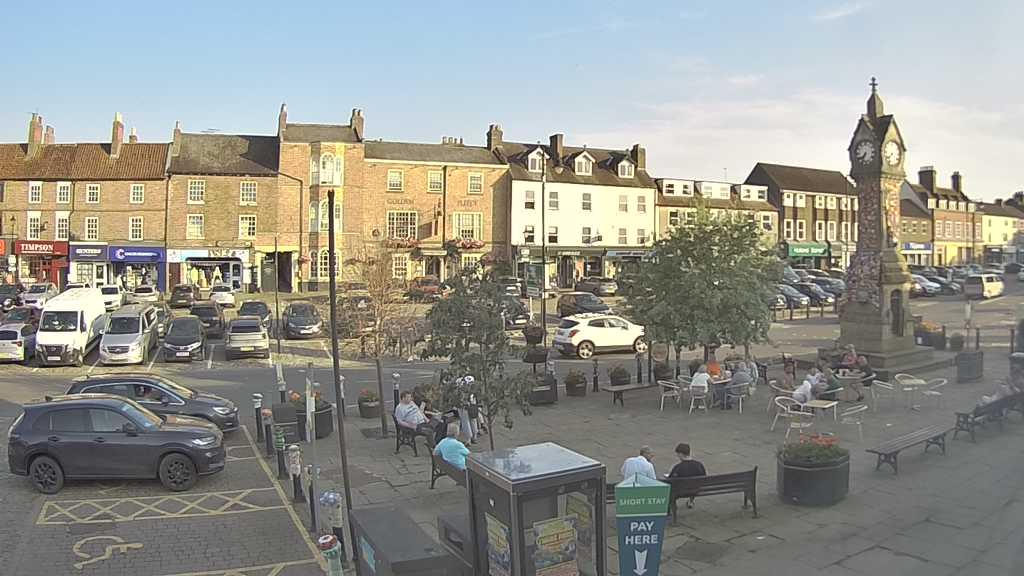 Thirsk webcam overlooking the Market Place